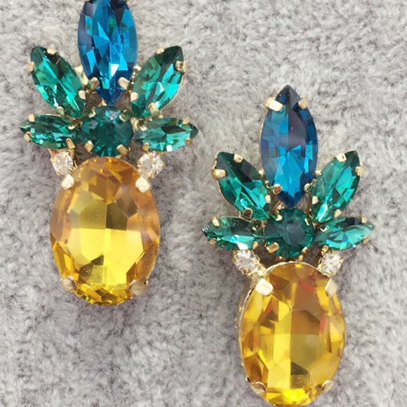 New!!! Beautiful Crystal PIneapple Earrings - Picture 7 of 7